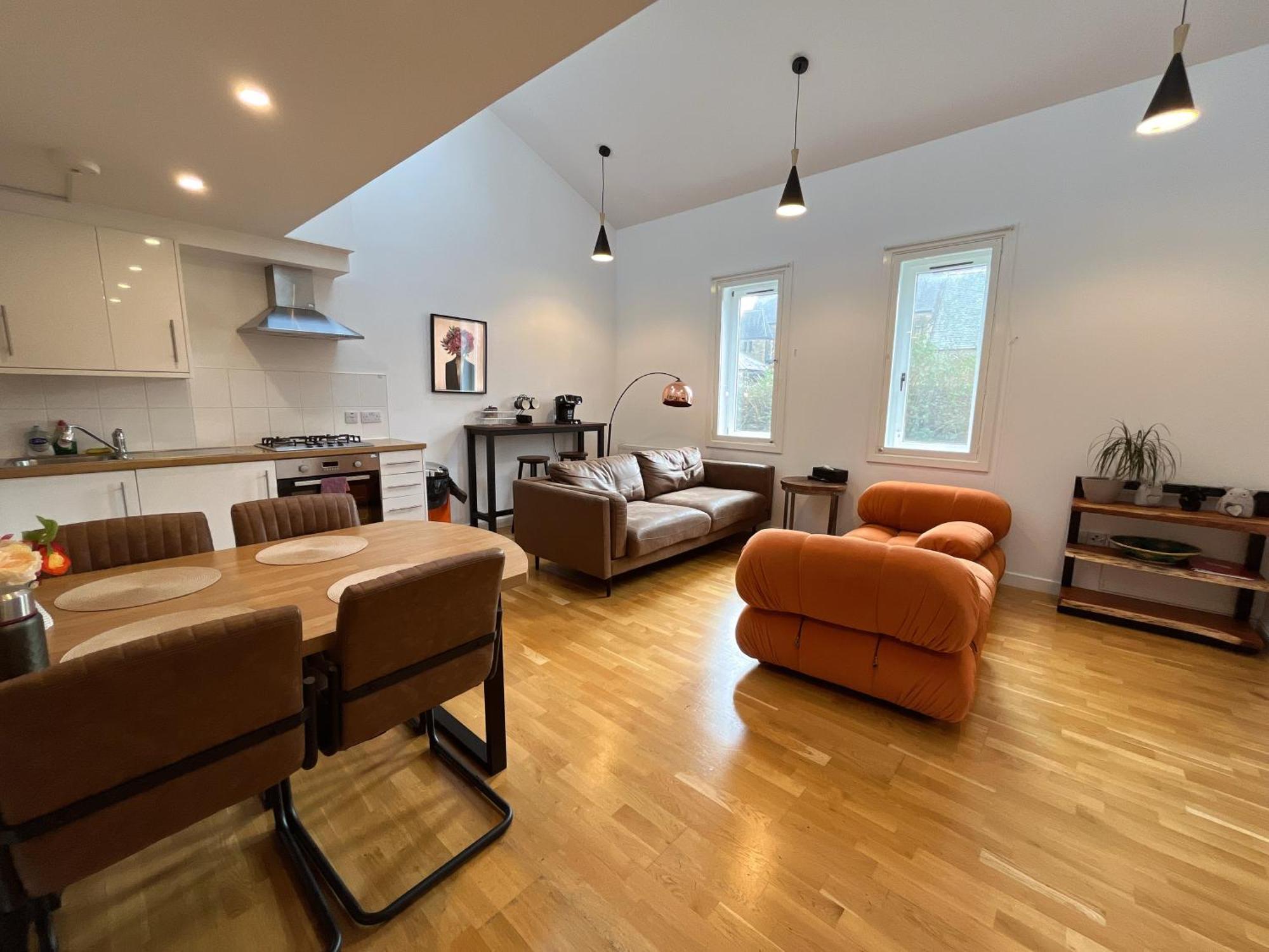 2 Bed 2 Bath With Private Parking, Edinburgh